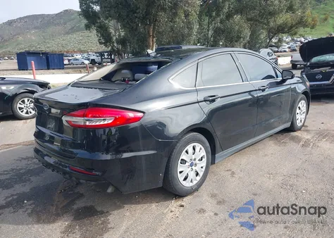 2020 Ford Fusion S z USA, uszkodzony, nr VIN 3FA6P0G77LR113477